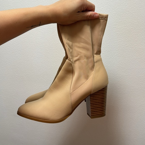 Beige boots 🤎 Size 9 - Picture 2 of 5